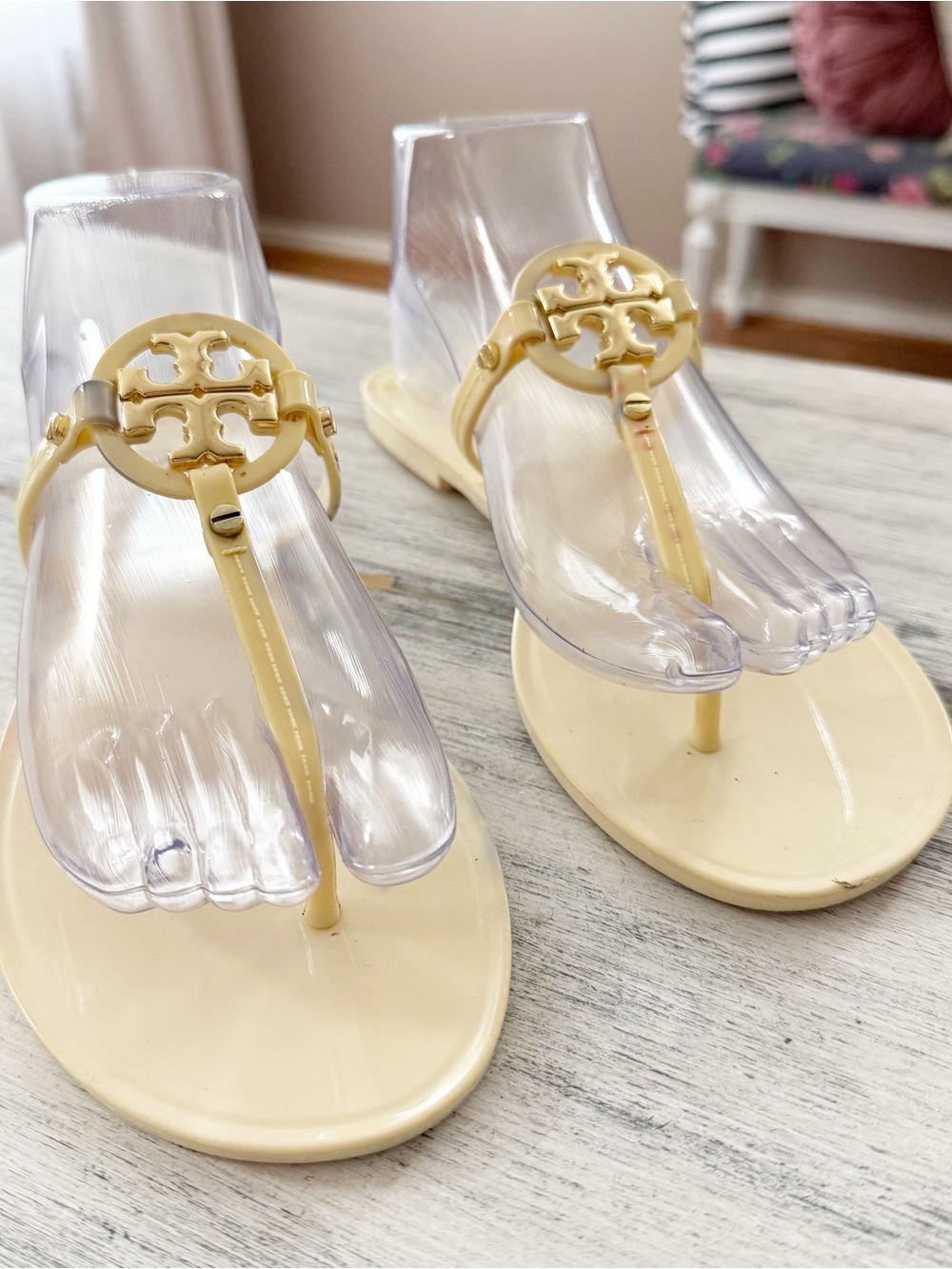 Tory Burch Mini Jelly Miller Ivory Thong Sandals with Gold Logo size 7 - Picture 2 of 10